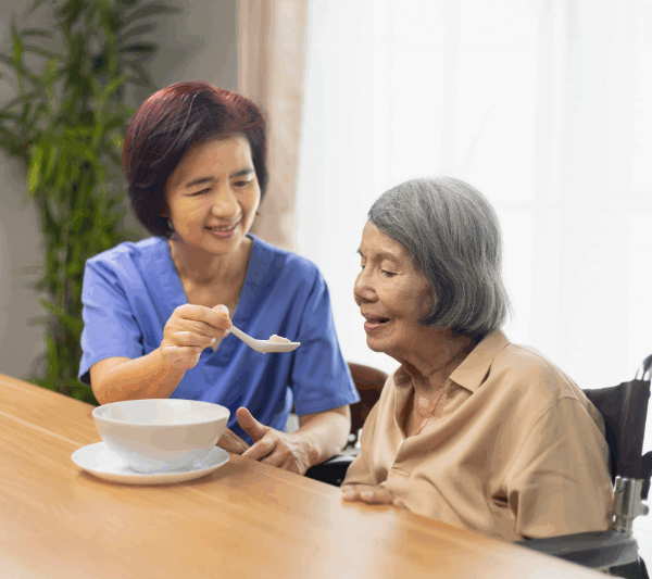 高齢者の食事の特徴は？食べやすくする調理方法や食事介助のポイントも解説