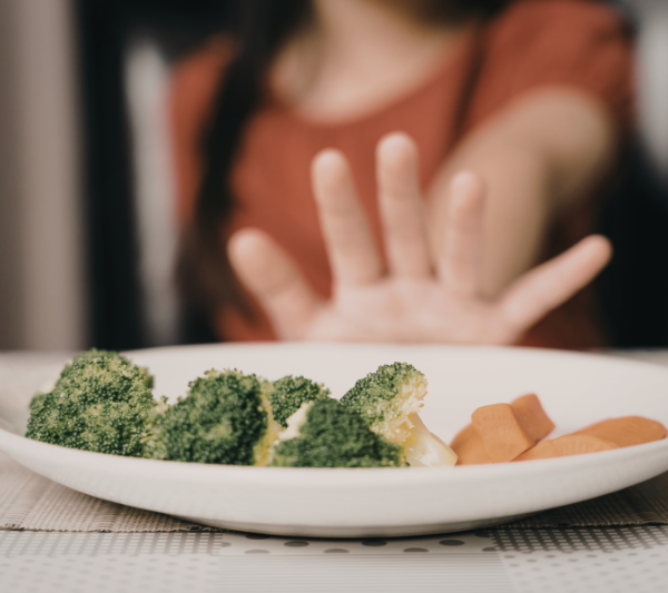 高齢者が食事を拒むのは「わがまま」？理由と5つの対処法・注意点を解説