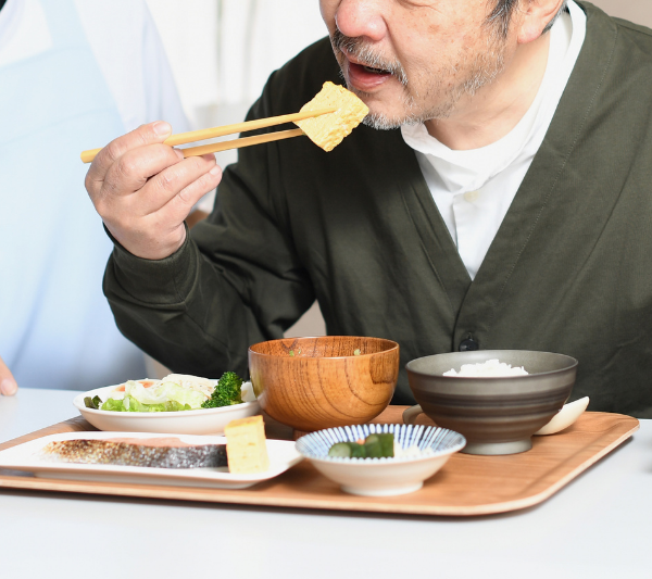 高齢者が急に食欲不振になったら？リスクや原因、対処法まで解説
